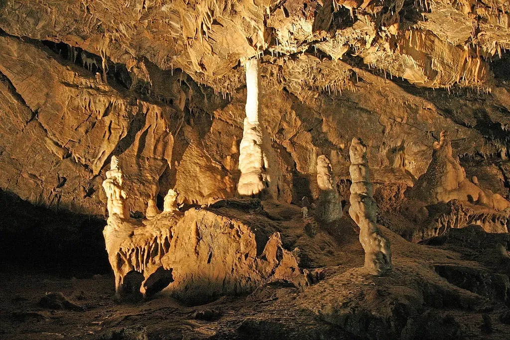 Gua Punkva, 1. Kastil Praha, 2. Karlovy Vary, 3. Lednice–Valtice Cultural Landscape, 4. Taman Nasional Krkonoše, 5. Český Krumlov, 6. Kastil Karlstejn, 7. Karst Moravia, 8. Gua Punkva, 9. Hruboskalsko, 10. Praha