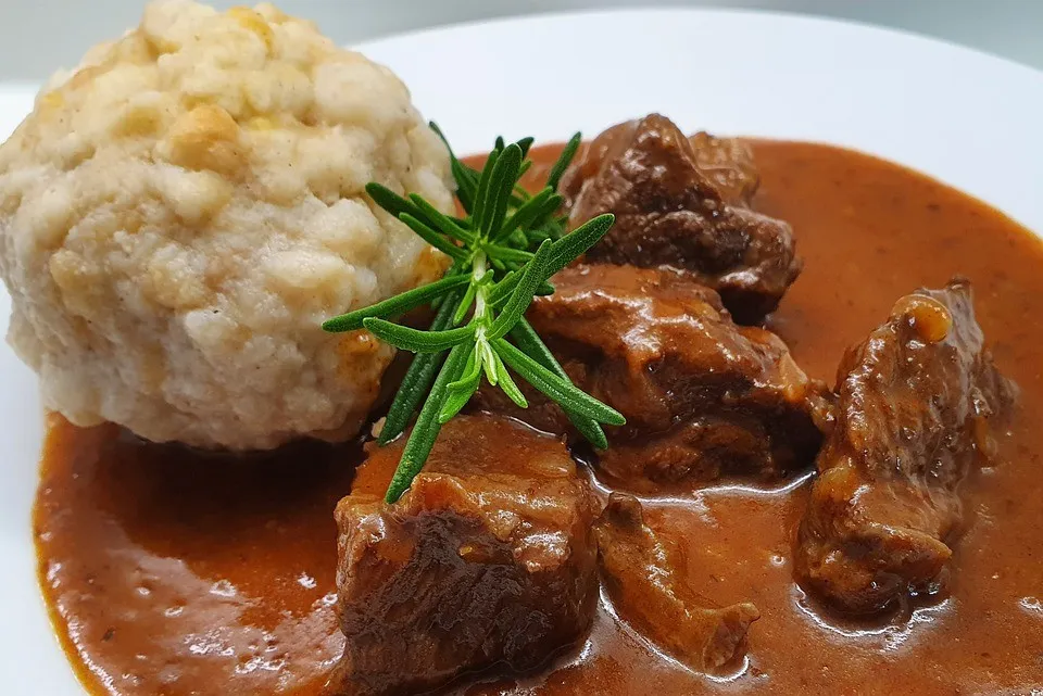 Goulash, 1. Wiener Schnitzel, 2. Tafelspitz, 3. Erdäpfelsalat, 4. Germknödel, 5. Tiroler Grostl, 6. Spargel, 7. Martinigansl, 8. Backhendl, 9. Goulash, 10. Ksespätzle