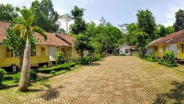 Hanya Mempunyai 7 Bangunan yang Punya Simbol Tertentu, Asal Usul Nama Kampung Pulo, Akulturasi Budaya dan Agama, Hanya Mempunyai 7 Bangunan yang Punya Simbol Tertentu, Menerapkan Sistem Kekerabatan Matrilineal, Pantangan dan Adat Istiadat di Kampung Pulo, Punya Koleksi Bukti Penyebaran Islam di Kampung Pulo, Upacara Adat di Kampung Puloa yang Masih Bernafaskan Kebudayaan Hindu
