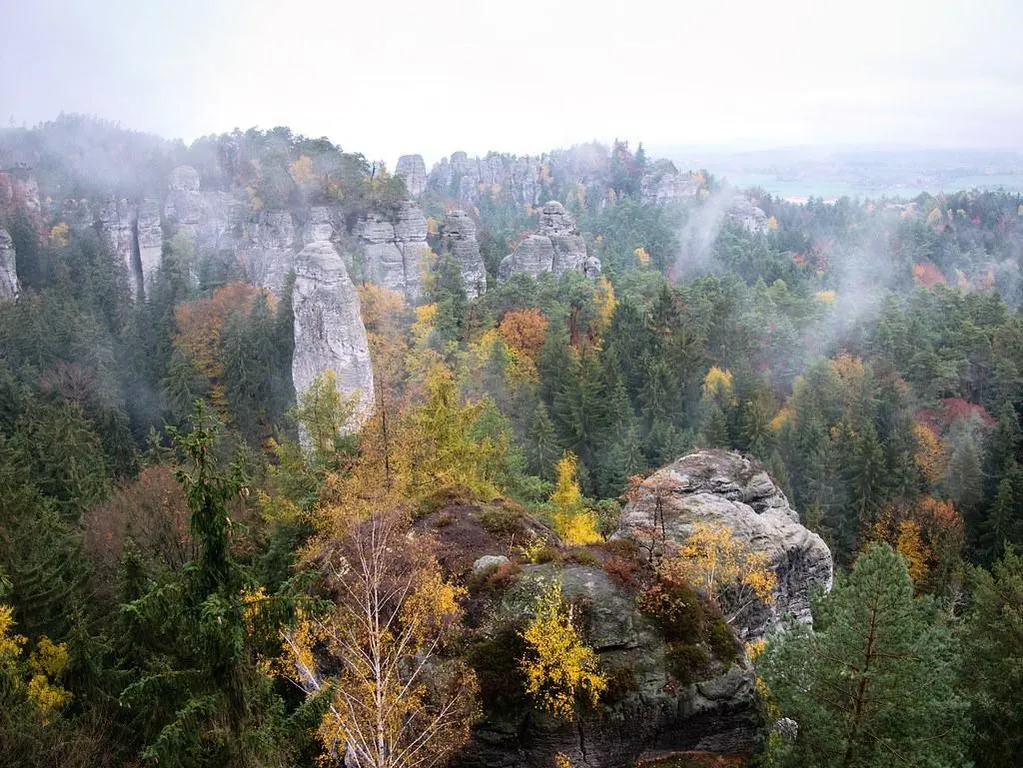 Hruboskalsko, 1. Kastil Praha, 2. Karlovy Vary, 3. Lednice–Valtice Cultural Landscape, 4. Taman Nasional Krkonoše, 5. Český Krumlov, 6. Kastil Karlstejn, 7. Karst Moravia, 8. Gua Punkva, 9. Hruboskalsko, 10. Praha