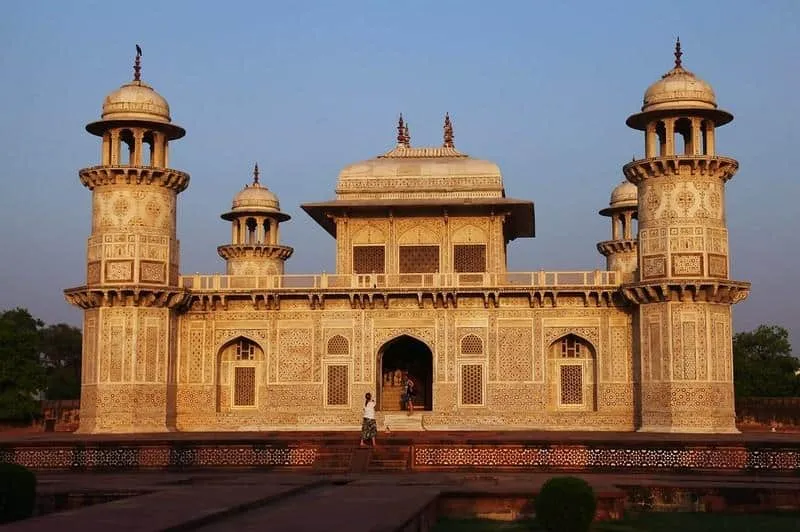Itmad ud-Daula_, 1.  Taj Mahal , 2.  Red Fort , 3. Makam Raja Humayun, 4. Masjid Jama Delhi , 5. Fatehpur Sikri , 6. Makam Raja Akbar , 7. Itmad ud-Daula , 8. Benteng Agra , 9. Benteng Akbari , 10. Pari Mahal 