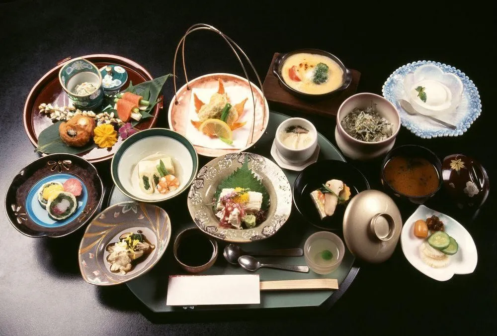 Kaiseki, 1. Yatsuhashi, 2. Yudofu, 3. Uji Matcha, 4. Kuzukiri, 5. Tsukemono, 6. Nishin Soba, 7. Shojin Ryori, 8. Kyozushi, 10. Kaiseki