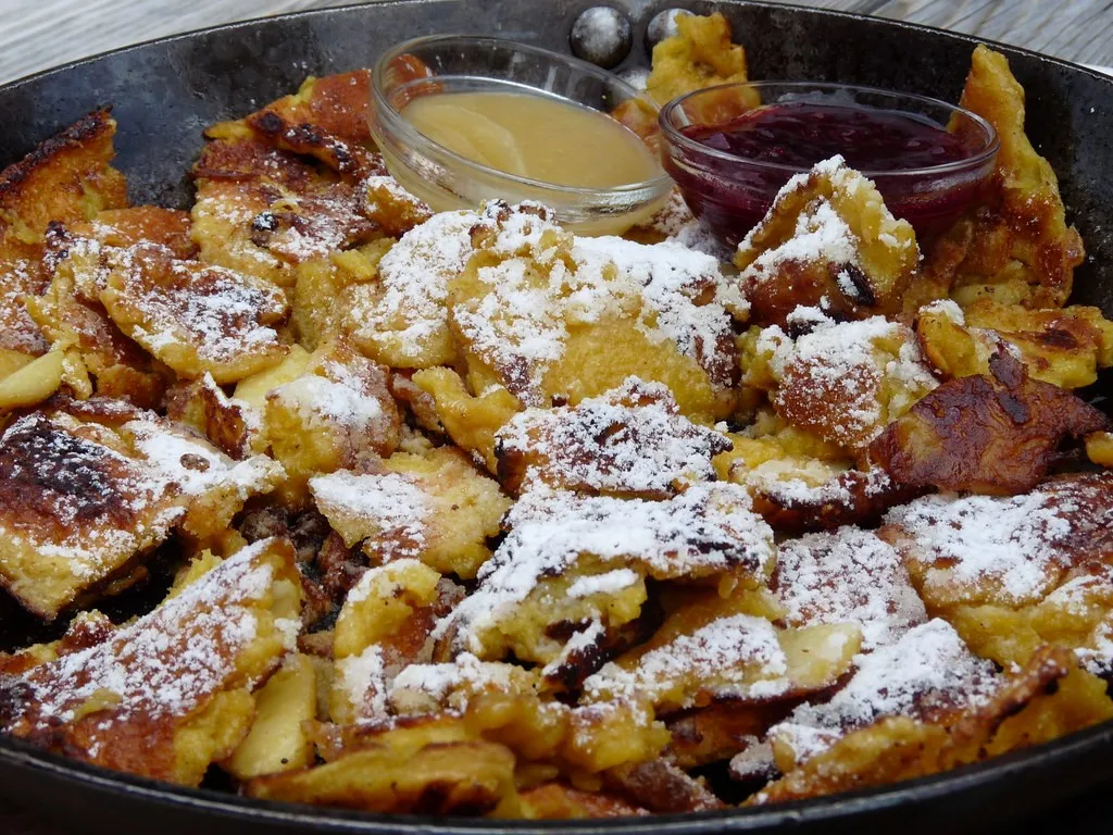 Kaiserschmarrn, 1. Sachertorte, 2. Topfenstrudel, 3. Apfelstrudel Wina, 4. Linzer Torte, 5. Buchteln, 6. Kaiserschmarrn, 7. Marillenknödel, 8. Kardinalschnitte, 9. Vanillekipferl, 10. Palatschinken