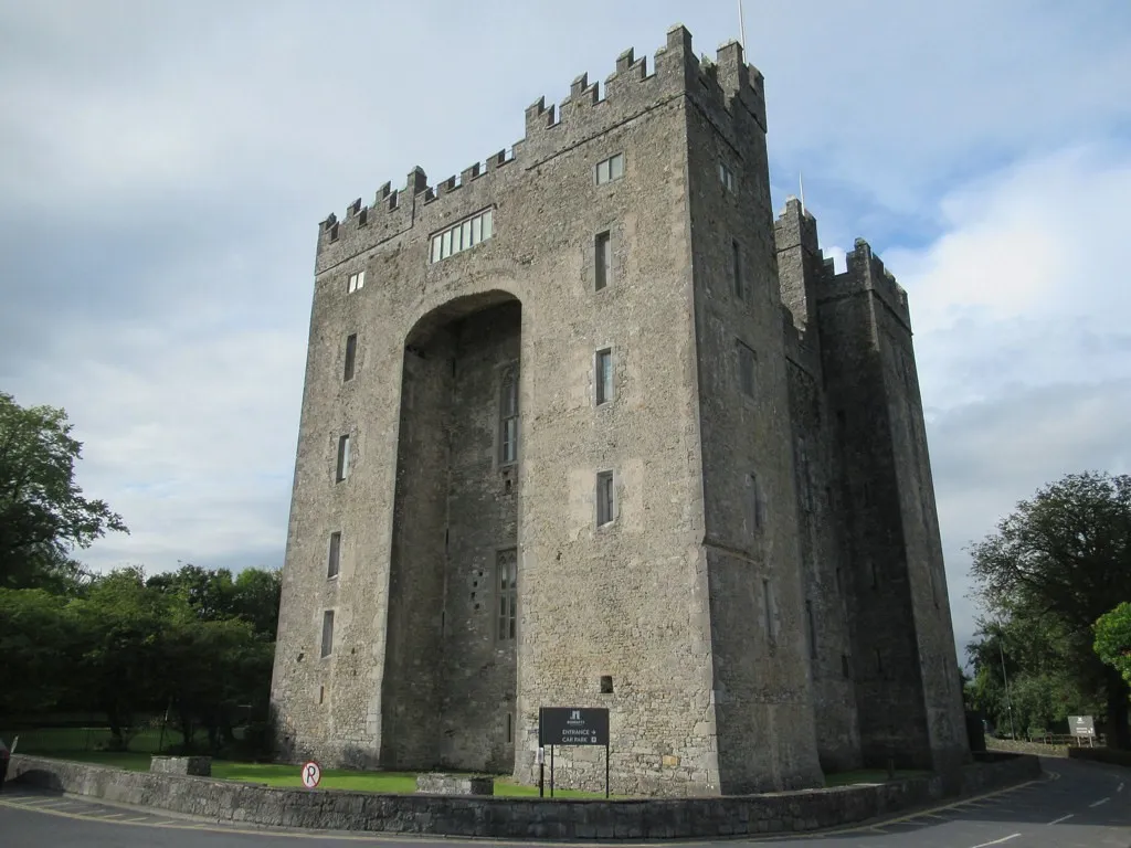 Kastil Bunratty, 1. Kastil Bunratty, 2. The Rock of Cashel, 3. Kastil Kilkenny, 4. Kastil Blarney, 5. Kastil Cahir, 6. Kastil Ross, 7. Kastil Kylemore, 8. Kastil King John, 9. Kastil Malahide, 10. Kastil Dublin