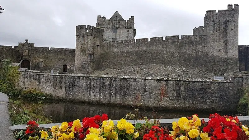 Kastil Cahir, 1. Kastil Bunratty, 2. The Rock of Cashel, 3. Kastil Kilkenny, 4. Kastil Blarney, 5. Kastil Cahir, 6. Kastil Ross, 7. Kastil Kylemore, 8. Kastil King John, 9. Kastil Malahide, 10. Kastil Dublin