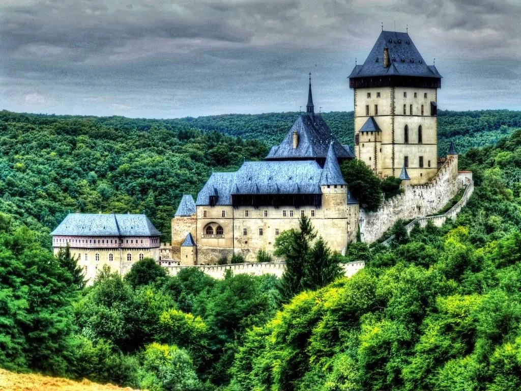 Kastil Karlstejn, 1. Kastil Praha, 2. Karlovy Vary, 3. Lednice–Valtice Cultural Landscape, 4. Taman Nasional Krkonoše, 5. Český Krumlov, 6. Kastil Karlstejn, 7. Karst Moravia, 8. Gua Punkva, 9. Hruboskalsko, 10. Praha