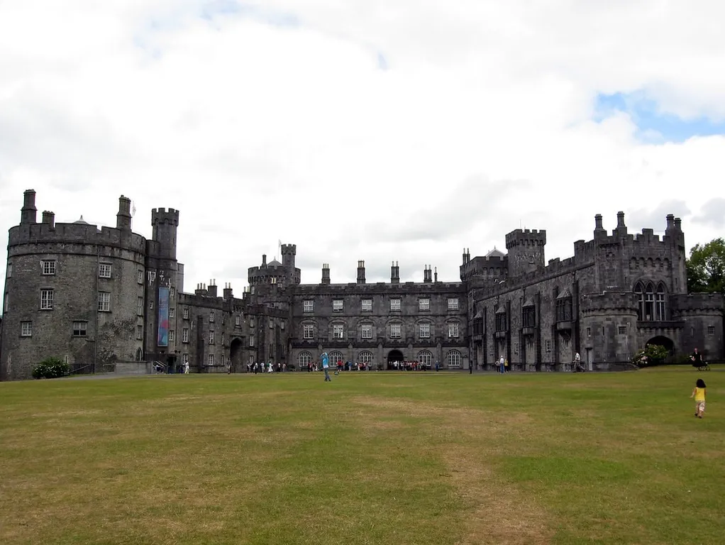 Kastil Kilkenny, 1. Kastil Bunratty, 2. The Rock of Cashel, 3. Kastil Kilkenny, 4. Kastil Blarney, 5. Kastil Cahir, 6. Kastil Ross, 7. Kastil Kylemore, 8. Kastil King John, 9. Kastil Malahide, 10. Kastil Dublin