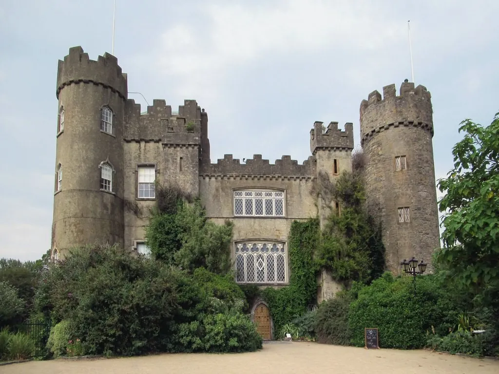 Kastil Malahide, 1. Kastil Bunratty, 2. The Rock of Cashel, 3. Kastil Kilkenny, 4. Kastil Blarney, 5. Kastil Cahir, 6. Kastil Ross, 7. Kastil Kylemore, 8. Kastil King John, 9. Kastil Malahide, 10. Kastil Dublin