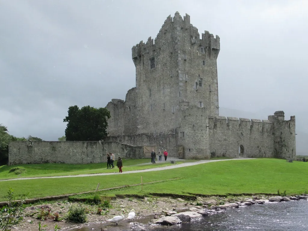 Kastil Ross, 1. Kastil Bunratty, 2. The Rock of Cashel, 3. Kastil Kilkenny, 4. Kastil Blarney, 5. Kastil Cahir, 6. Kastil Ross, 7. Kastil Kylemore, 8. Kastil King John, 9. Kastil Malahide, 10. Kastil Dublin