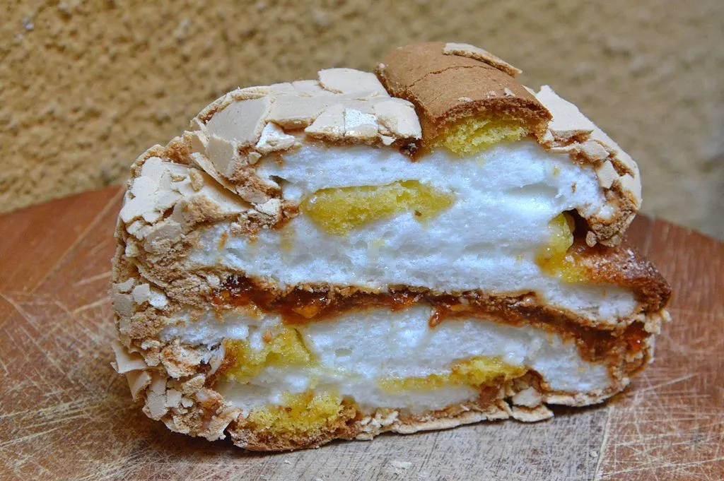 Kardinalschnitte, 1. Sachertorte, 2. Topfenstrudel, 3. Apfelstrudel Wina, 4. Linzer Torte, 5. Buchteln, 6. Kaiserschmarrn, 7. Marillenknödel, 8. Kardinalschnitte, 9. Vanillekipferl, 10. Palatschinken