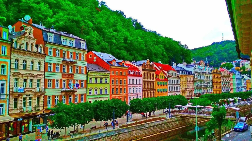 Karlovy Vary, 1. Kastil Praha, 2. Karlovy Vary, 3. Lednice–Valtice Cultural Landscape, 4. Taman Nasional Krkonoše, 5. Český Krumlov, 6. Kastil Karlstejn, 7. Karst Moravia, 8. Gua Punkva, 9. Hruboskalsko, 10. Praha