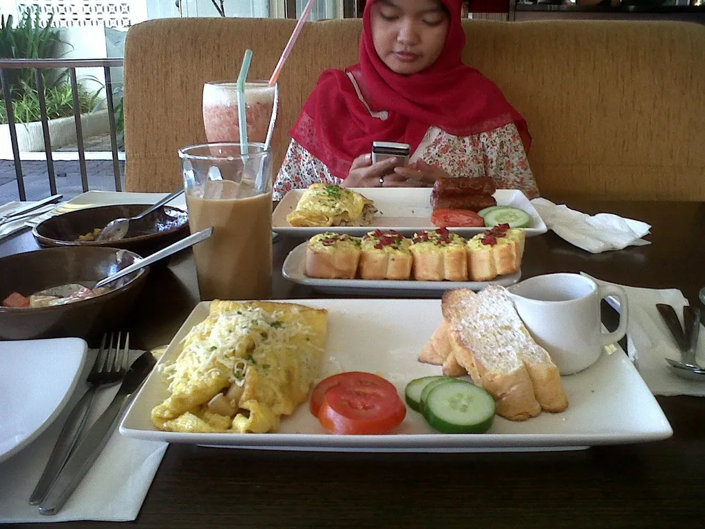 Keistimewaan Menu Sarapan Pagi di Pizza Hut, 1. Beetato Omelet dan French Toast, 2. Egg Bruschetta, 3. Waffle Sandwich, 4. Omelet Rice Platter, 5. Mushroom Omelet Platter, 6. Egg Platter