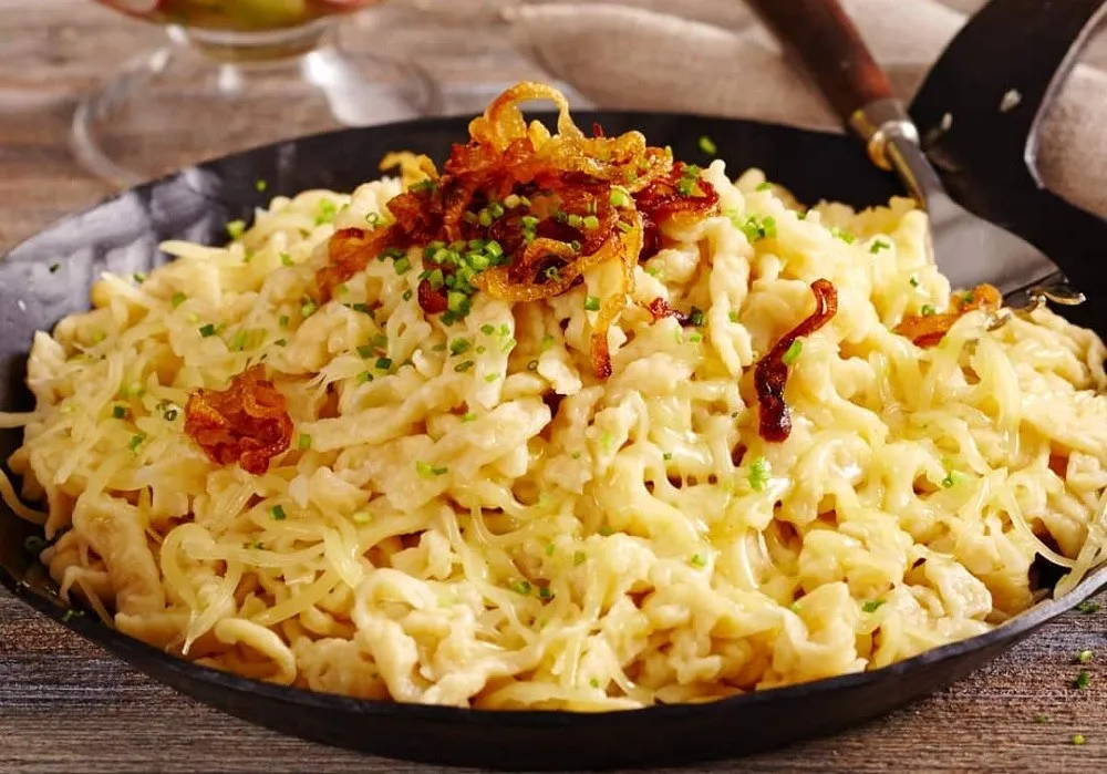 Ksespätzle, 1. Wiener Schnitzel, 2. Tafelspitz, 3. Erdäpfelsalat, 4. Germknödel, 5. Tiroler Grostl, 6. Spargel, 7. Martinigansl, 8. Backhendl, 9. Goulash, 10. Ksespätzle