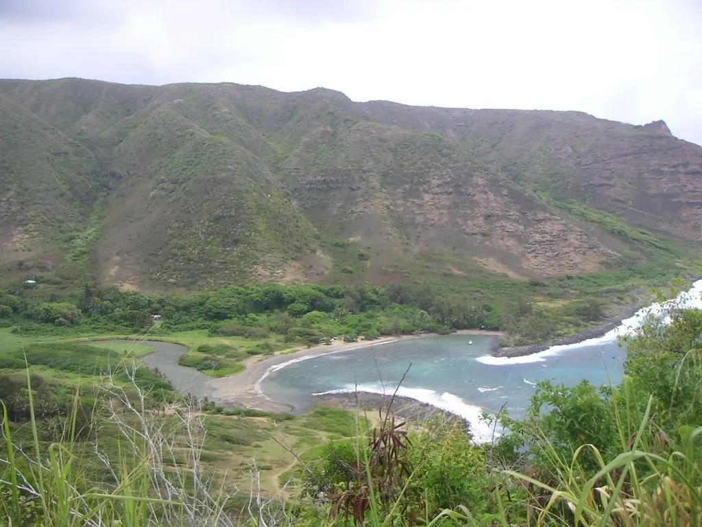 Lembah Halawa, 1. Pantai Waikiki, 2. Taman Nasional Gunung Api Hawaii, 3. Ngarai Waimea, 4. Lembah Halawa, 5. Cagar Alam Teluk Hanauma, 6. Akaka Falls State Park, 7. Pantai Lanikai, 8. The Na Pali Coast State Park, 9. Mauna Kea, 10. Honolulu