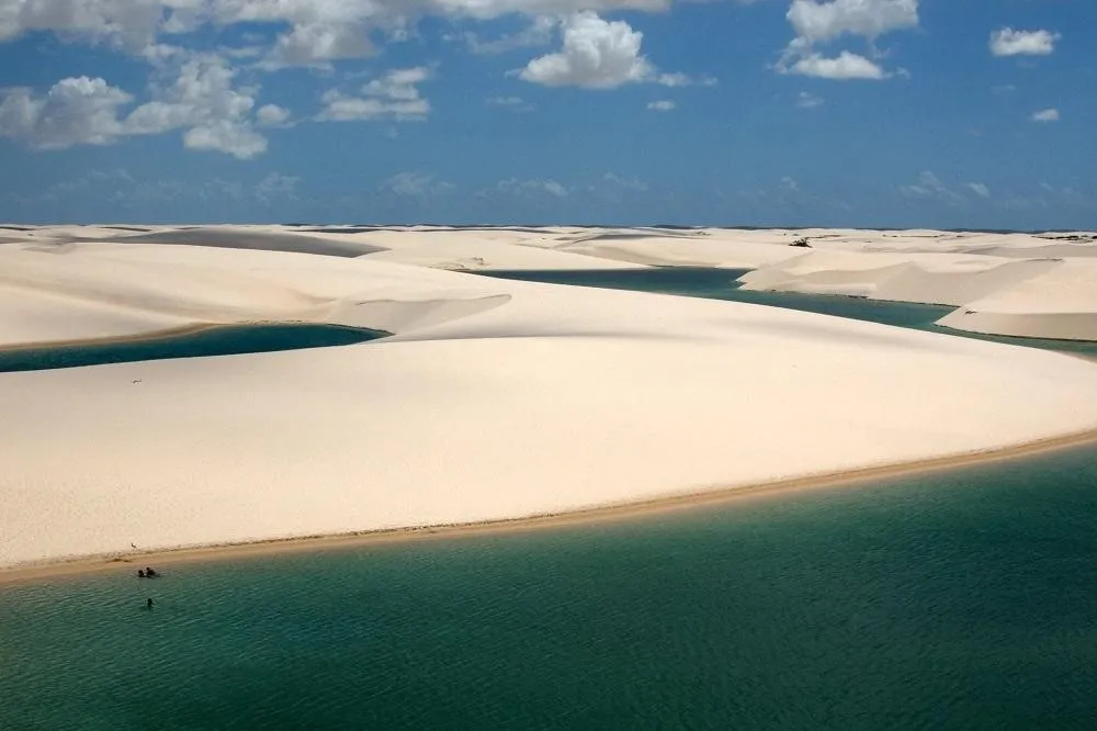 Lençois Maranhenses, 1. Gunung Roraima, 2. Lençois Maranhenses, 3. Taman Nasional Chapada dos Veadeiros, 4. Jalapão, 5. Fernando de Noronha, 6. Pelourinho, Salvador, 7. Kebun Raya Curutiba, 8. Ngarai Itaimbézinho, 9. Pantanal, 10. Air Terjun Foz do Iguaçu