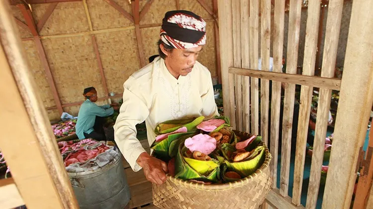 Punya 45 Jenis Kuliner dan Mengolah Makanan Secara Tradisional, 1. Asal Muasal Nama Cikondang, 2. Gaya Arstitektur Rumah Adat Cikondang, 3. Rumah Adat Cikondang Sebagai Jati Diri Orang Sunda, 4. Rumah Adat Tahan Gempa, 5. Hutan Larangan dan Segala Pamalinya, 6. Punya Ritual Tahunan 15 Muharam, 7. Punya 45 Jenis Kuliner dan Mengolah Makanan Secara Tradisional