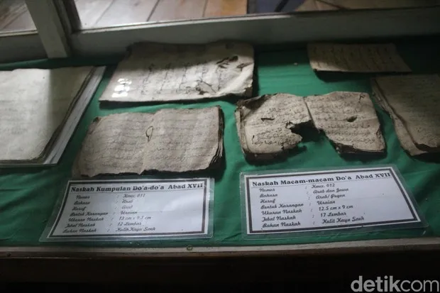 Punya Koleksi Bukti Penyebaran Islam di Kampung Pulo, Asal Usul Nama Kampung Pulo, Akulturasi Budaya dan Agama, Hanya Mempunyai 7 Bangunan yang Punya Simbol Tertentu, Menerapkan Sistem Kekerabatan Matrilineal, Pantangan dan Adat Istiadat di Kampung Pulo, Punya Koleksi Bukti Penyebaran Islam di Kampung Pulo, Upacara Adat di Kampung Puloa yang Masih Bernafaskan Kebudayaan Hindu