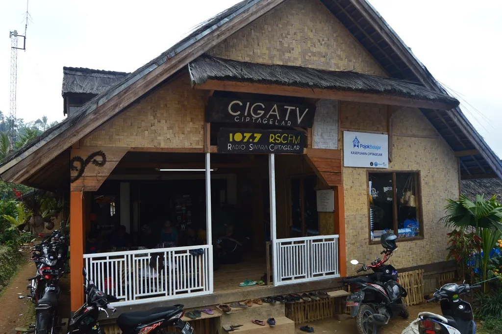 Punya Radio Stasiun TV dan Radio Sendiri, 1. Sistem Pemerintahan, 2. Dipimpin Seorang Abah, 3. Sistem Pendidikan, 4. Punya Banyak Upacara Adat, 5. Sudah Mengenal Listrik, 6. Punya Radio Stasiun TV dan Radio Sendiri, 7. Mempertahankan Menanam Padi Secara Tradisional