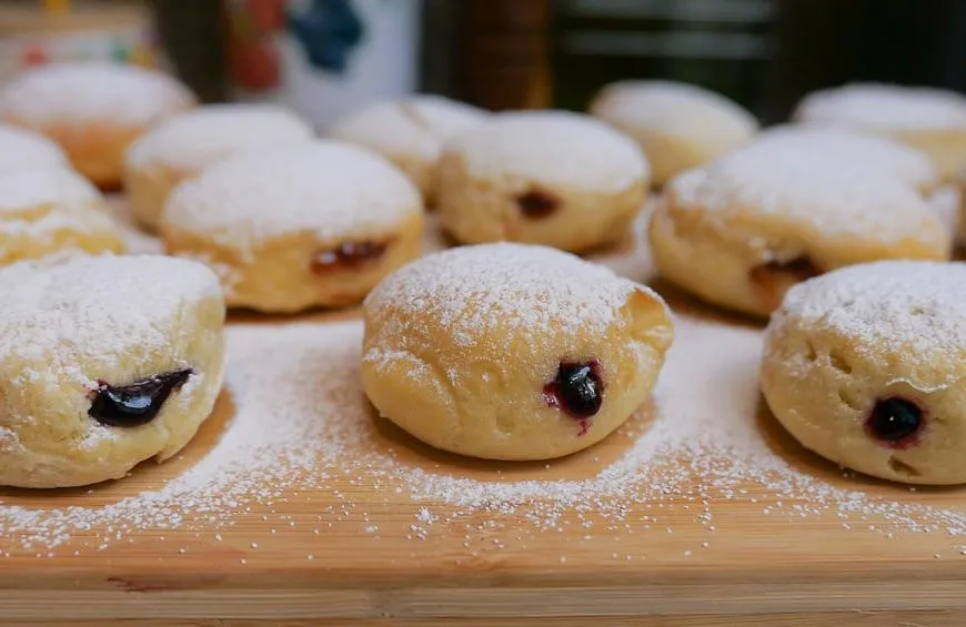Paczki, 1. Szarlotka, 2. Paczki, 3. Pierniki, 4. Faworki, 5. Mazurek, 6. Makowiec, 7. Ziemniaczki, 8. Rurki, 9. Kołaczki, 10. Karpatka