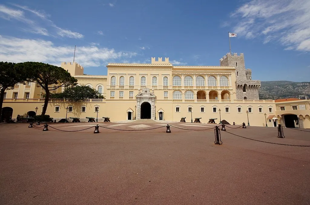 Palais du Prince, 1. Palais du Prince, 2. Monte Carlo, 3. Fort Antoine, 4. Musée Oceanographique, 5. Cathédrale de Monaco, 6. Jardin Exotique, 7. Opera de Monte-Carlo, 8. Monaco-Ville (Le Rocher), 9. Mont Agel, 10. Pantai Larvotto