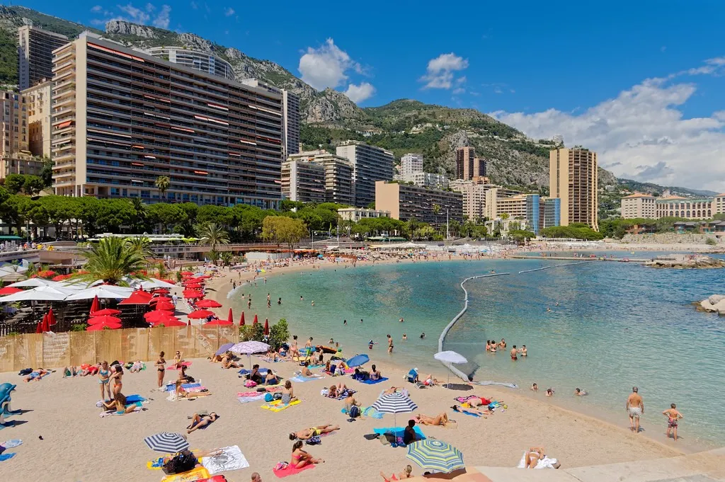 Pantai Larvotto, 1. Palais du Prince, 2. Monte Carlo, 3. Fort Antoine, 4. Musée Oceanographique, 5. Cathédrale de Monaco, 6. Jardin Exotique, 7. Opera de Monte-Carlo, 8. Monaco-Ville (Le Rocher), 9. Mont Agel, 10. Pantai Larvotto