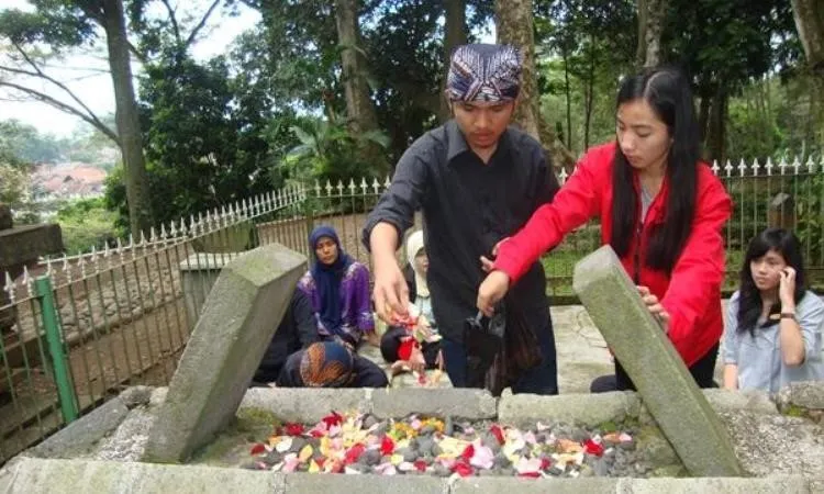 Pantangan dan Adat Istiadat di Kampung Pulo, Asal Usul Nama Kampung Pulo, Akulturasi Budaya dan Agama, Hanya Mempunyai 7 Bangunan yang Punya Simbol Tertentu, Menerapkan Sistem Kekerabatan Matrilineal, Pantangan dan Adat Istiadat di Kampung Pulo, Punya Koleksi Bukti Penyebaran Islam di Kampung Pulo, Upacara Adat di Kampung Puloa yang Masih Bernafaskan Kebudayaan Hindu