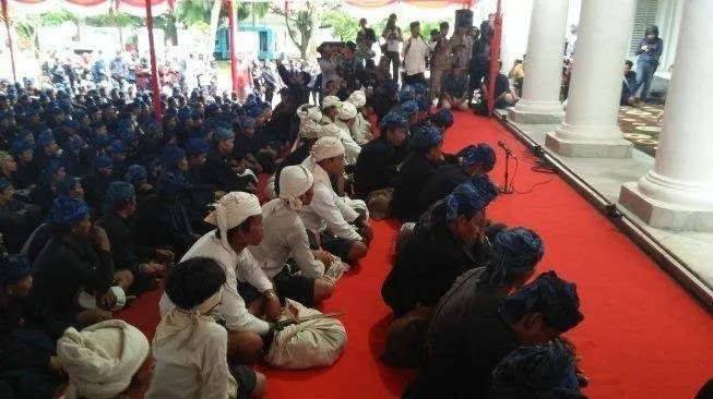 Pemerintahan Suku Baduy , 1. Pemerintahan Suku Baduy , 2. Memiliki Angklung Kuno Bernama “Buhun”, 3. Ada Larangan Khusus Wisatawan , 4. Peralatan Mandi dari Alam, 5. Memiliki Kebahagiaan yang Sederhana, 6. Mempunyai Mitos Menenun, 7. Saba Budaya Baduy 