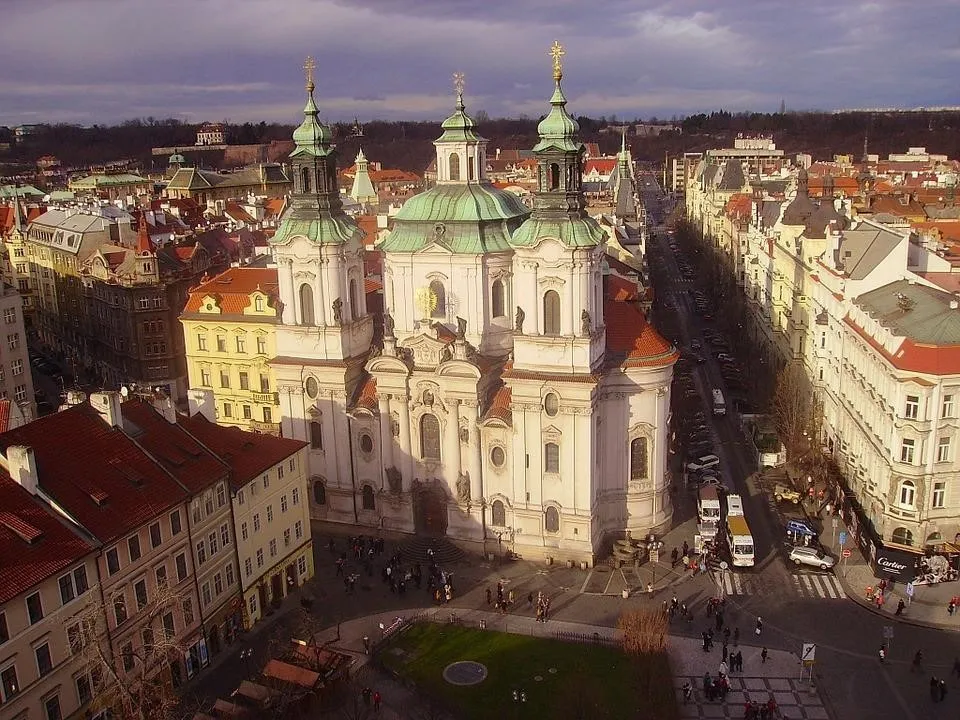 Praha, 1. Kastil Praha, 2. Karlovy Vary, 3. Lednice–Valtice Cultural Landscape, 4. Taman Nasional Krkonoše, 5. Český Krumlov, 6. Kastil Karlstejn, 7. Karst Moravia, 8. Gua Punkva, 9. Hruboskalsko, 10. Praha
