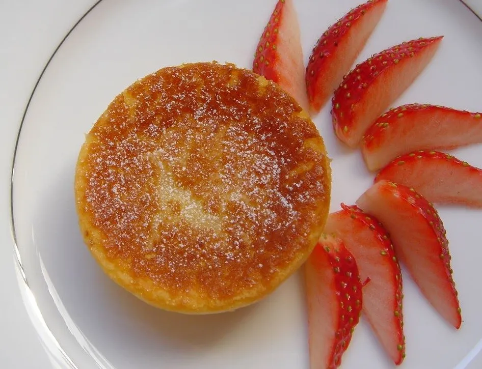 Queijada, 1. Po de Deus, 2. Pastéis de Nata, 3. Bolo Rei, 4. Po de ló, 5. Queijada, 6. Tibias de Braga, 7. Papos de Anjo, 8. Baba de Camelo, 9. Bolas de Berlim, 10. Travesseiros de Sintra