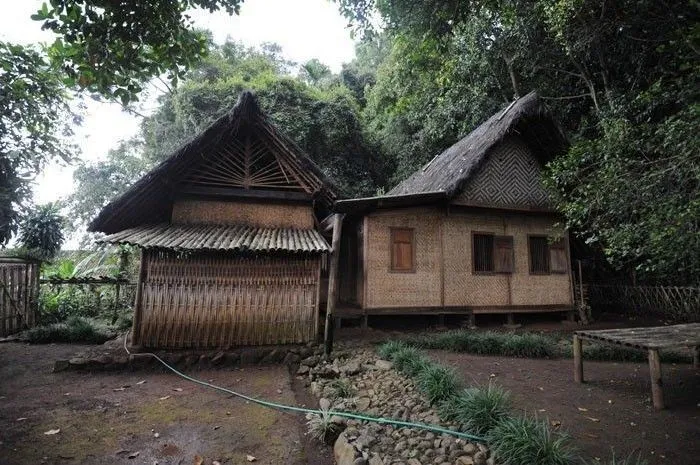 Rumah Adat Tahan Gempa, 1. Asal Muasal Nama Cikondang, 2. Gaya Arstitektur Rumah Adat Cikondang, 3. Rumah Adat Cikondang Sebagai Jati Diri Orang Sunda, 4. Rumah Adat Tahan Gempa, 5. Hutan Larangan dan Segala Pamalinya, 6. Punya Ritual Tahunan 15 Muharam, 7. Punya 45 Jenis Kuliner dan Mengolah Makanan Secara Tradisional