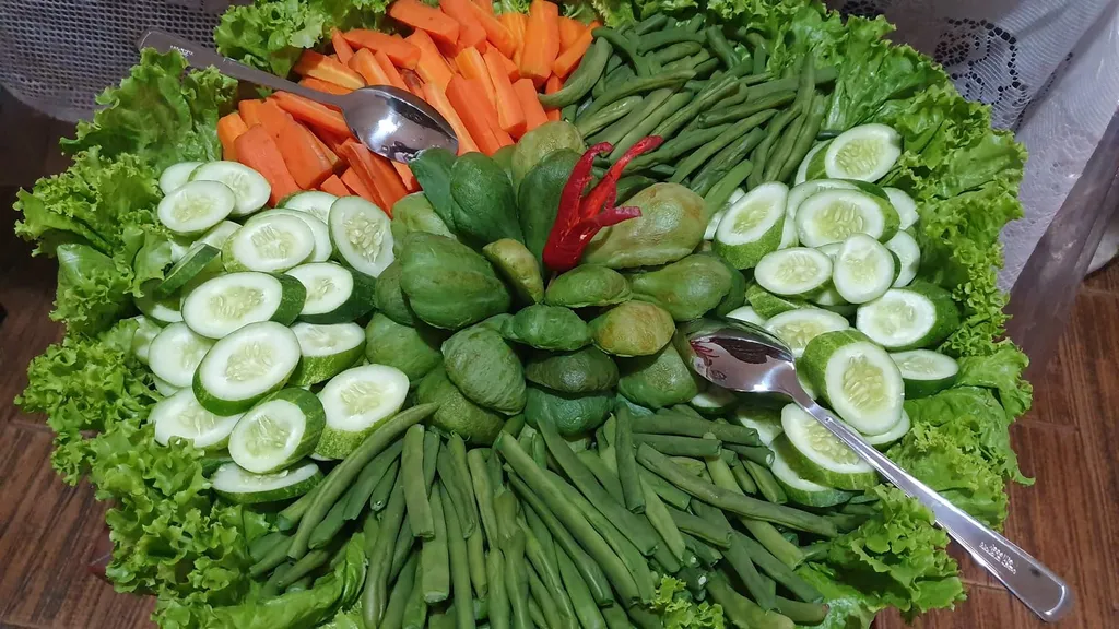 Suka lalapan mentah, 1. Menyukai ikan asin, 2. Jengkol dan petai makanan favorit, 3. Suka makan bersama, 4. Suka lalapan mentah, 5. Kuat makan pedas, 6. Ikan Gurame hidangan mewah, 7. Memasangkan jenis makanan, 8. Mencampur makanan , 9. Duduk bersila saat makan, 10. Makan dengan lidah bersuara