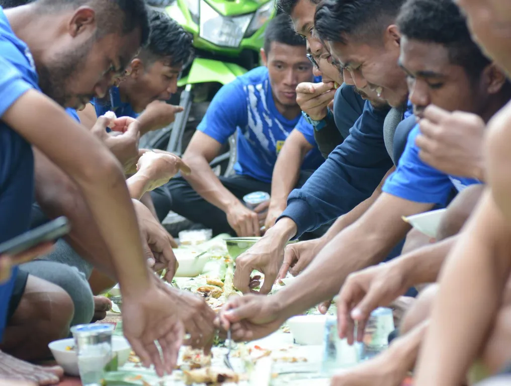 Suka makan bersama, 1. Menyukai ikan asin, 2. Jengkol dan petai makanan favorit, 3. Suka makan bersama, 4. Suka lalapan mentah, 5. Kuat makan pedas, 6. Ikan Gurame hidangan mewah, 7. Memasangkan jenis makanan, 8. Mencampur makanan , 9. Duduk bersila saat makan, 10. Makan dengan lidah bersuara