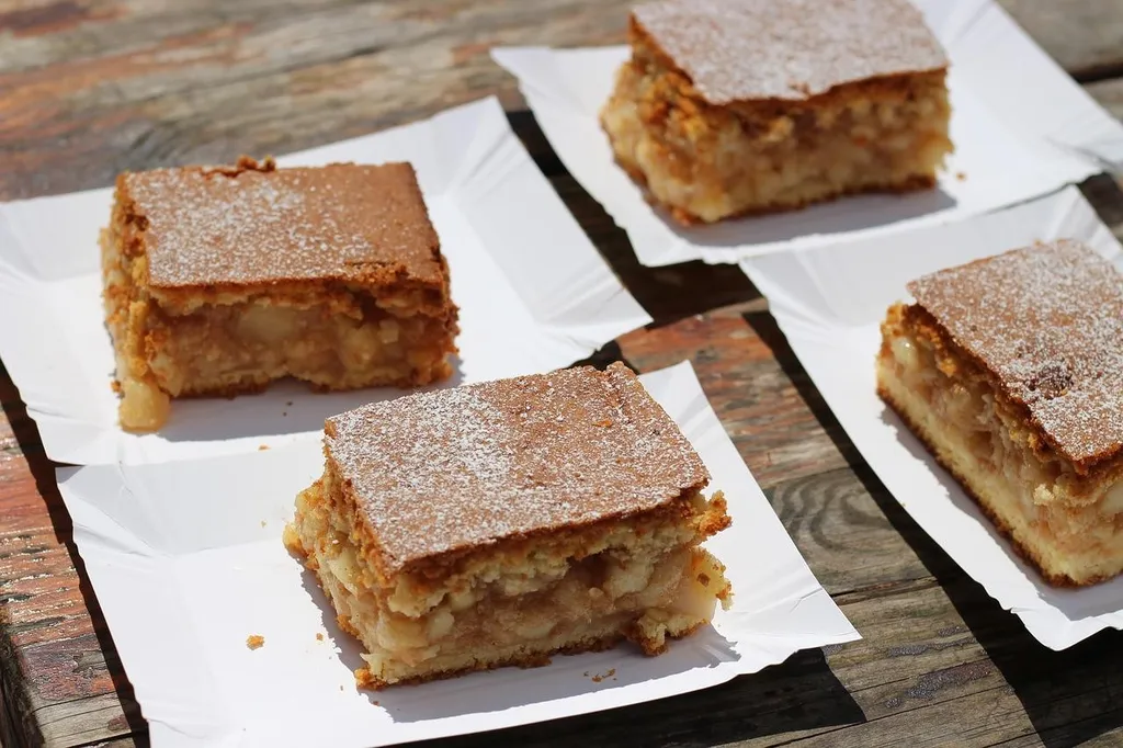 Szarlotka, 1. Szarlotka, 2. Paczki, 3. Pierniki, 4. Faworki, 5. Mazurek, 6. Makowiec, 7. Ziemniaczki, 8. Rurki, 9. Kołaczki, 10. Karpatka