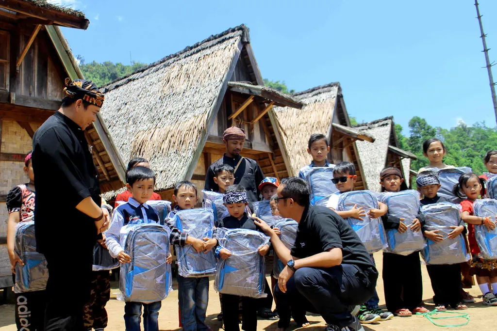Sistem Pendidikan, 1. Sistem Pemerintahan, 2. Dipimpin Seorang Abah, 3. Sistem Pendidikan, 4. Punya Banyak Upacara Adat, 5. Sudah Mengenal Listrik, 6. Punya Radio Stasiun TV dan Radio Sendiri, 7. Mempertahankan Menanam Padi Secara Tradisional