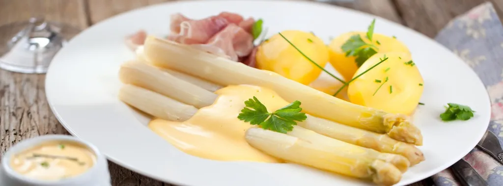 Spargel, 1. Wiener Schnitzel, 2. Tafelspitz, 3. Erdäpfelsalat, 4. Germknödel, 5. Tiroler Grostl, 6. Spargel, 7. Martinigansl, 8. Backhendl, 9. Goulash, 10. Ksespätzle