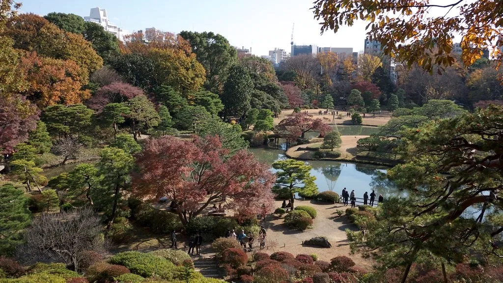 Taman Rikugien, 1. Shinjuku Gyoen, 2. Taman Ueno, 3. Taman Yoyogi, 4. Taman Showa Kinen, 5. Taman Shiba, 6. Taman Kasai Rinkai, 7. Taman Tepi Laut Odaiba, 8. Taman Timur Istana Kekaisaran, 9. Taman Inokashira, 10. Taman Rikugien