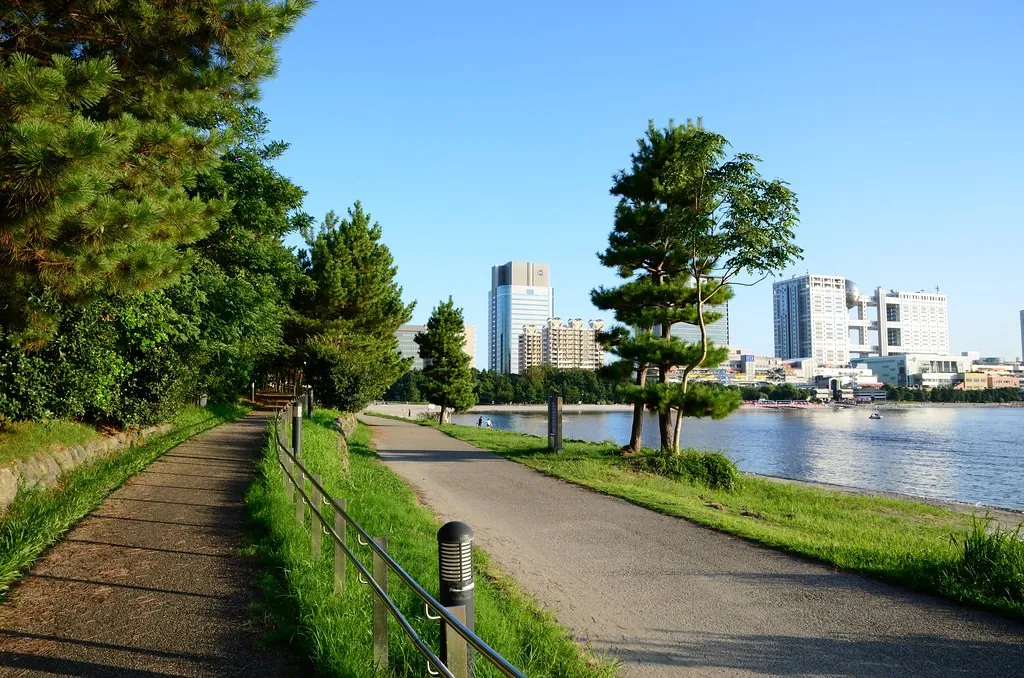 Taman Tepi Laut Odaiba, 1. Shinjuku Gyoen, 2. Taman Ueno, 3. Taman Yoyogi, 4. Taman Showa Kinen, 5. Taman Shiba, 6. Taman Kasai Rinkai, 7. Taman Tepi Laut Odaiba, 8. Taman Timur Istana Kekaisaran, 9. Taman Inokashira, 10. Taman Rikugien