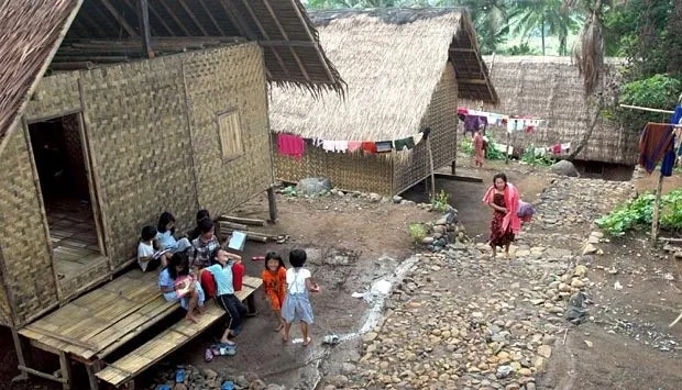 Terjadi Selisih Pendapat, 1. Asal Nama Kampung Dukuh dan Sejarahnya, 2. Memegang Teguh Aturan Yang Didasari Hukum Syara, 3. Tidak Ada Azan, 4. Kondisi Kampung Dukuh Masih Alami, 5. Tradisi di Kampung Dukuh, 6. Pernah Terjadi Kebakaran Hebat, 7. Terjadi Selisih Pendapat