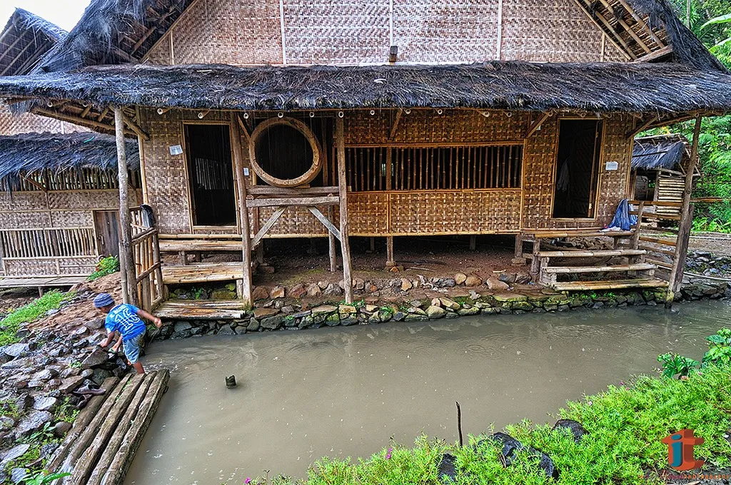Tidak Ada Azan, 1. Asal Nama Kampung Dukuh dan Sejarahnya, 2. Memegang Teguh Aturan Yang Didasari Hukum Syara, 3. Tidak Ada Azan, 4. Kondisi Kampung Dukuh Masih Alami, 5. Tradisi di Kampung Dukuh, 6. Pernah Terjadi Kebakaran Hebat, 7. Terjadi Selisih Pendapat