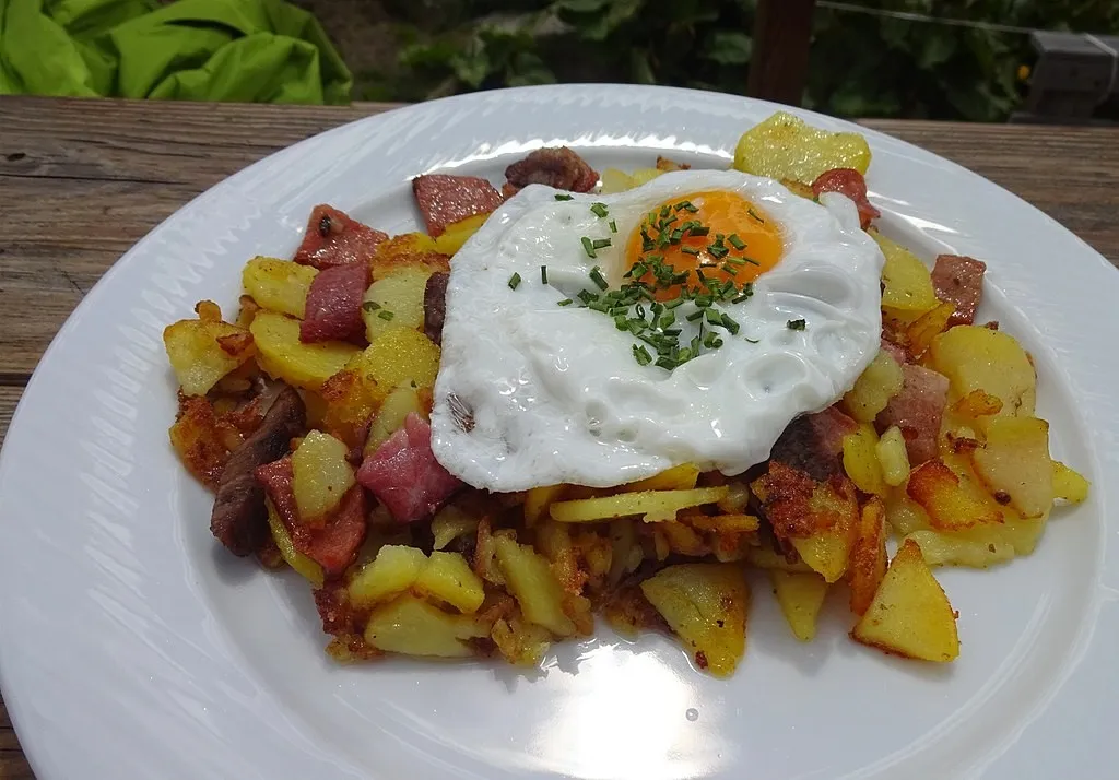 Tiroler Grostl, 1. Wiener Schnitzel, 2. Tafelspitz, 3. Erdäpfelsalat, 4. Germknödel, 5. Tiroler Grostl, 6. Spargel, 7. Martinigansl, 8. Backhendl, 9. Goulash, 10. Ksespätzle