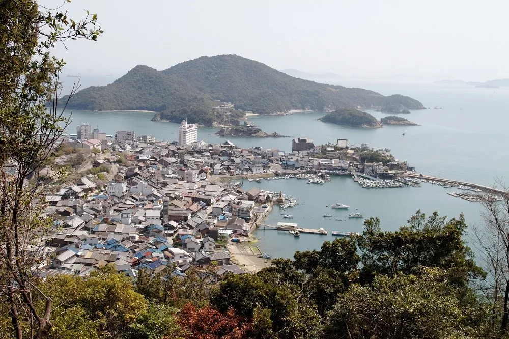 Tomonoura - Ponyo (2008), 1. Bukit Sayama – My Neighbor Totoro (1988), 2. Dōgo Onsen - Spirited Away (2001), 3. Hutan Yakushima - Princess Mononoke (1997), 4. Rumah Satsuki and Mei - My Neighbor Totoro (1988), 5. Tomonoura - Ponyo (2008), 6. Jiufen - Spirited Away (2001), 7. Gotland - Kiki’s Delivery Service (1989), 8. Distrik Takase - Only Yesterday (1991), 9. Kamikochi Imperial Hotel – The wind Rises (2013), 10. Colmar, Perancis – Howl Moving Castle (2004)