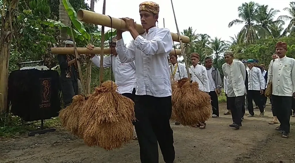 Tradisi dan Aturan di Masyarakat Kampung Kuta, Bukti Bahwa Kampung Kuta Peninggalan Kerajaan Galuh, Patuh pada Ki Bumi, Pamali dan Amanat Leluhur, Punya Hutan Larangan, Tradisi dan Aturan di Masyarakat Kampung Kuta, Amanat Leluhur di Kampung Kuta dan Filosofinya