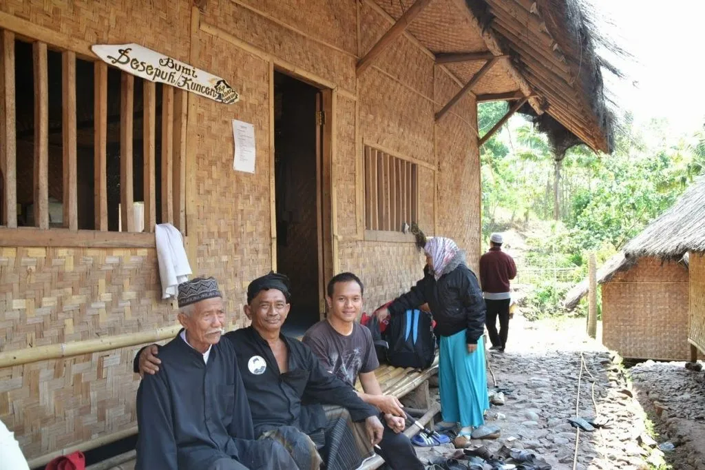 Tradisi di Kampung Dukuh, 1. Asal Nama Kampung Dukuh dan Sejarahnya, 2. Memegang Teguh Aturan Yang Didasari Hukum Syara, 3. Tidak Ada Azan, 4. Kondisi Kampung Dukuh Masih Alami, 5. Tradisi di Kampung Dukuh, 6. Pernah Terjadi Kebakaran Hebat, 7. Terjadi Selisih Pendapat