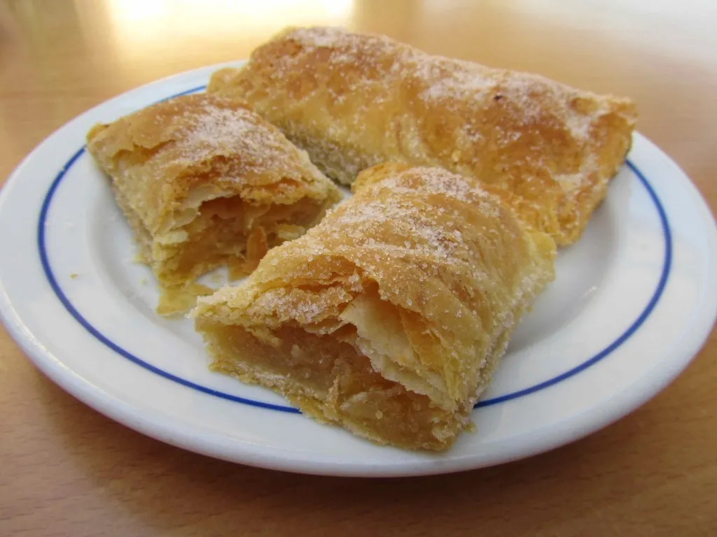 Travesseiros de Sintra, 1. Po de Deus, 2. Pastéis de Nata, 3. Bolo Rei, 4. Po de ló, 5. Queijada, 6. Tibias de Braga, 7. Papos de Anjo, 8. Baba de Camelo, 9. Bolas de Berlim, 10. Travesseiros de Sintra