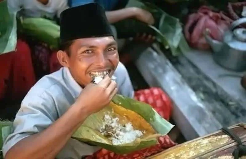 Ulah Dahar Bari Ceplak_, 1. Ulah Kaluar Imah Sareupna , 2. Ulah Ngaremeh, 3. Ulah Neukteukan Kuku Ti Peuting , 4. Ulah Cicing di Lawong Panto , 5. Ulah Dahar Bari Ceplak , 6. Parawan atau Jajaka Ulah Dahar Dina Cowet , 7. Ulah Heheotan di Imah , 8. Ulah Hudang Beurang , 9. Nabrak Ucing Garong Bari Jeung Teu Dikuburkeun Bakal Sial 7 Poe , 10. Ulah Meuli atau ngajual Uyah Ti Peuting