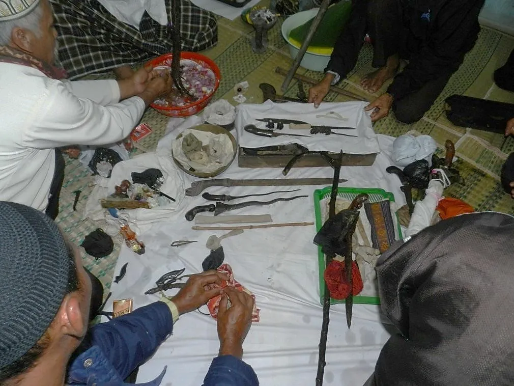 Upacara Adat di Kampung Puloa yang Masih Bernafaskan Kebudayaan Hindu, Asal Usul Nama Kampung Pulo, Akulturasi Budaya dan Agama, Hanya Mempunyai 7 Bangunan yang Punya Simbol Tertentu, Menerapkan Sistem Kekerabatan Matrilineal, Pantangan dan Adat Istiadat di Kampung Pulo, Punya Koleksi Bukti Penyebaran Islam di Kampung Pulo, Upacara Adat di Kampung Puloa yang Masih Bernafaskan Kebudayaan Hindu