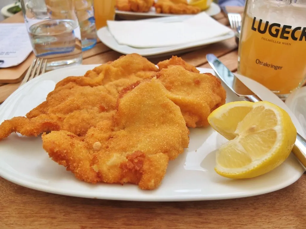 Wiener Schnitzel, 1. Wiener Schnitzel, 2. Tafelspitz, 3. Erdäpfelsalat, 4. Germknödel, 5. Tiroler Grostl, 6. Spargel, 7. Martinigansl, 8. Backhendl, 9. Goulash, 10. Ksespätzle
