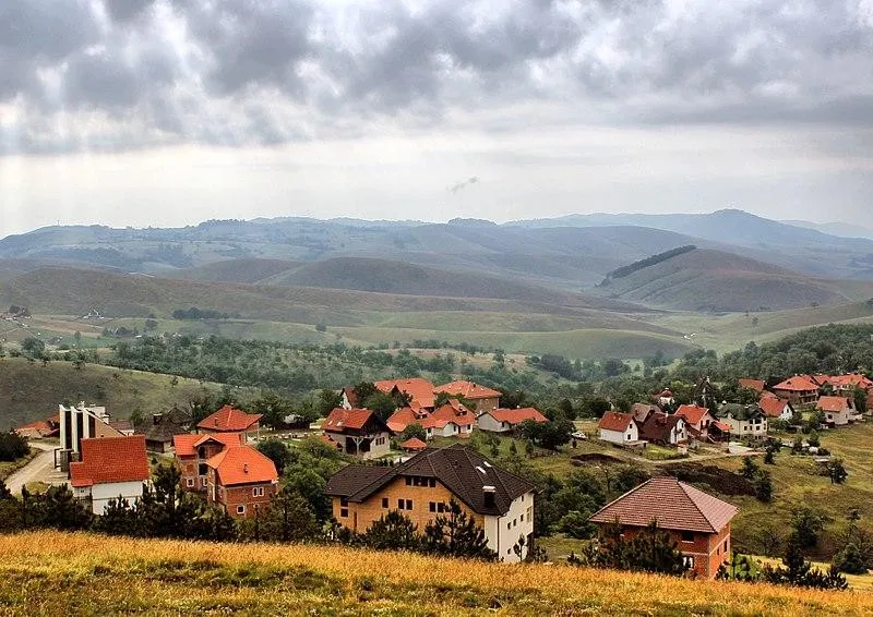 Zlatibor, 2. Beograd, 3. Novi Sad, 4. Taman Nasional Fruska Gora, 5. Biara Studenica, 6. Museum Nikola Tesla, 7. Devil’s Town, 8. Zlatibor, 9. Taman Nasional Tara, 10. Benteng Beograd