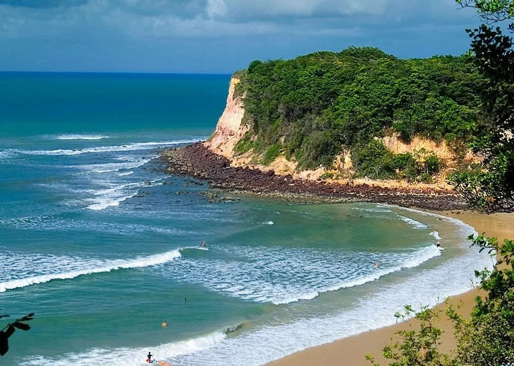 Pantai Praia de Pipa -  Rio Grande do Norte, 1. Pantai Baia do Sancho – Pulau Fernando de Noronha, 2. Pantai Praia Ilha do Campeche – Santa Catarina, 3. Pantai Praia de Pipa -  Rio Grande do Norte, 4. Pantai Porto de Galinhas - Pernambuco, 5. Pantai Maragogi – Alagoas, 6. Taipus de Fora – Bahia, 7. Pantai Lagoinha do Leste – Santa Catarina, 8. Pantai Lopes Mendes – Ilha Grande, 9. Pantai Praia da Forno – Santa Catarina, 10. Pantai Praia do Espelho – Bahia