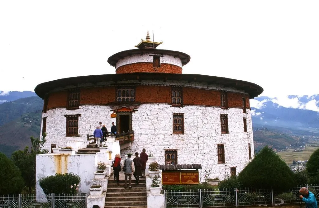 Museum Nasional Bhutan, 1. Biara Taktsang, 2. Museum Pos Bhutan, 3. Museum Nasional Bhutan, 4. Lembah Haa, 5. Lhuentse, 6. Jembatan Gantung Punakha, 7. Chele La Pass, 8. Gunung Jomolhari, 9. Tashichho Dzong, 10. Taman Nasional Jigme Dorji